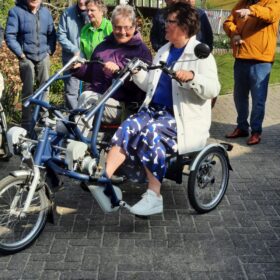 Uitreiking elektrische duofietsen door gemeente aan de Hagelaar